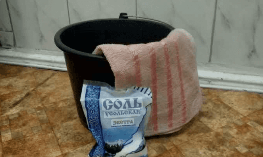 соль в воду для мытья полов. соль в воду для мытья полов. соль в воду для мытья полов. добавить соль в воду при мытье пола. раствор соли в ведре.